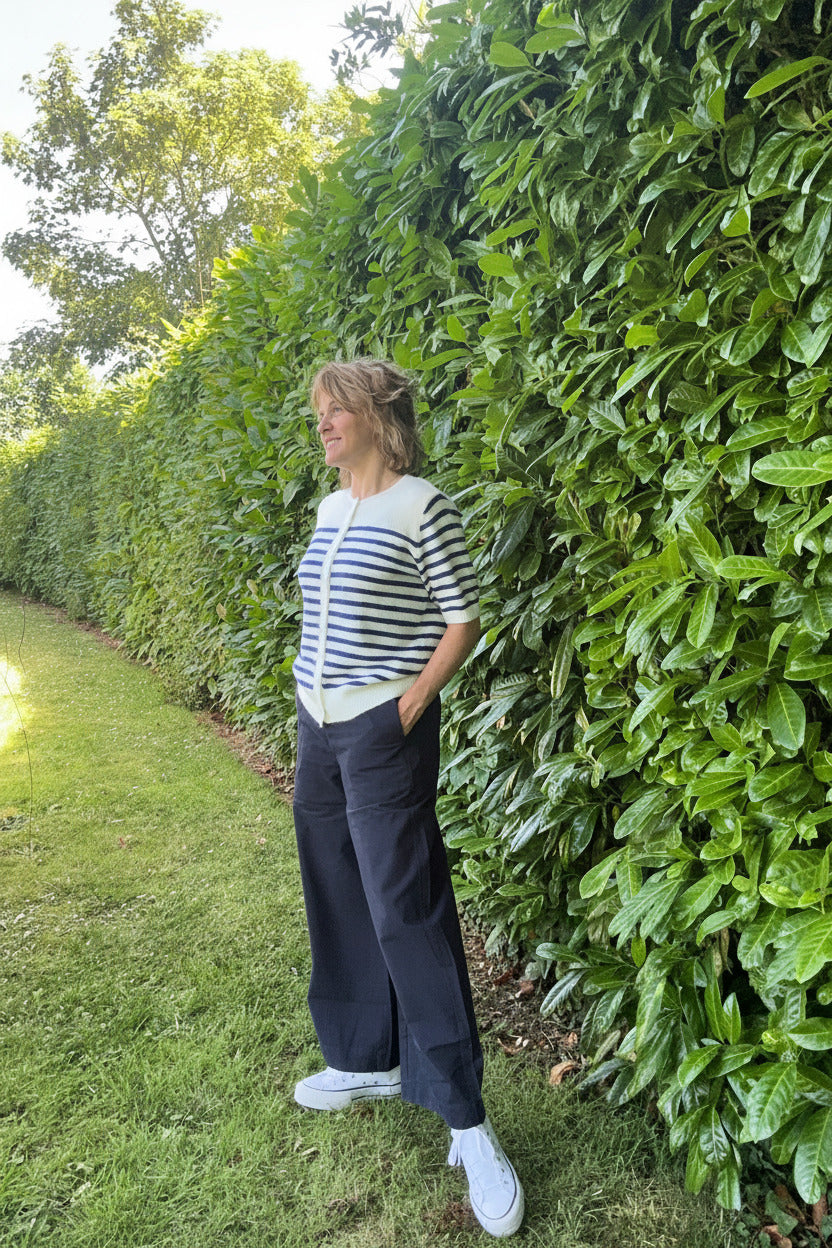 gilet façon marinière, pantalon balloon marine