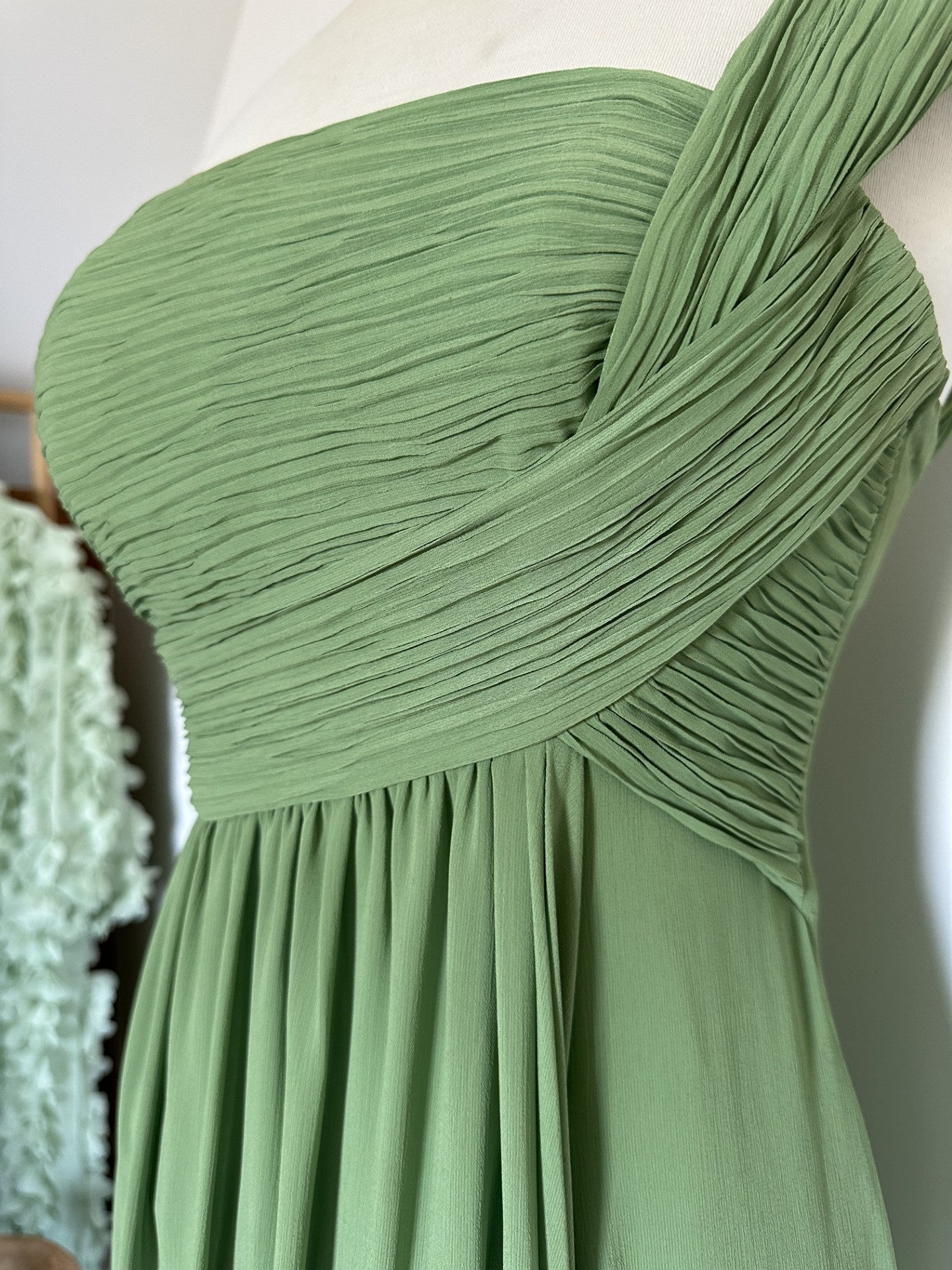 Robe de cérémonie asymétrique drapée vert Eucalyptus, SECONDE MAIN