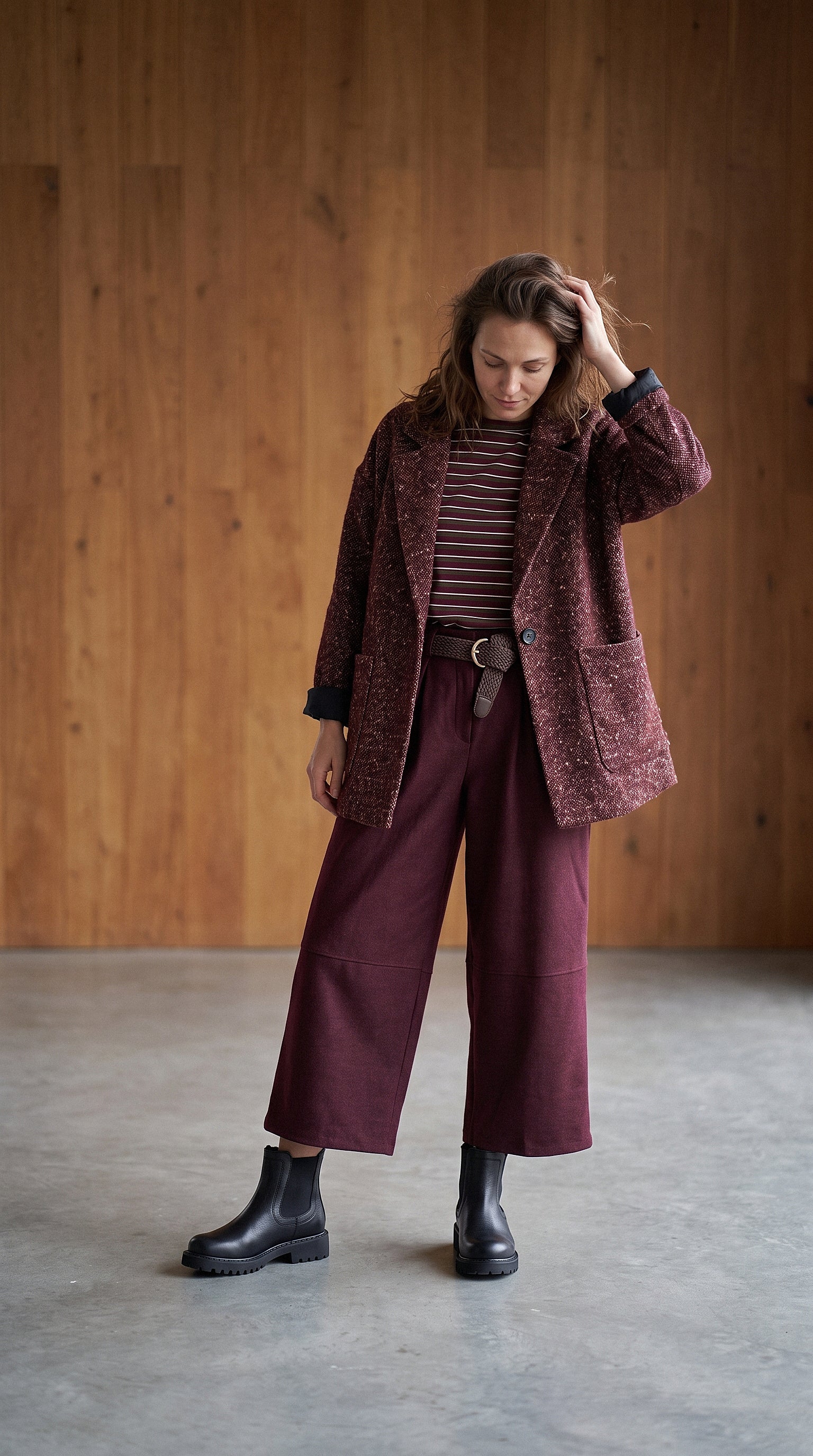 Détail du blazer texturé et de la silhouette bordeaux