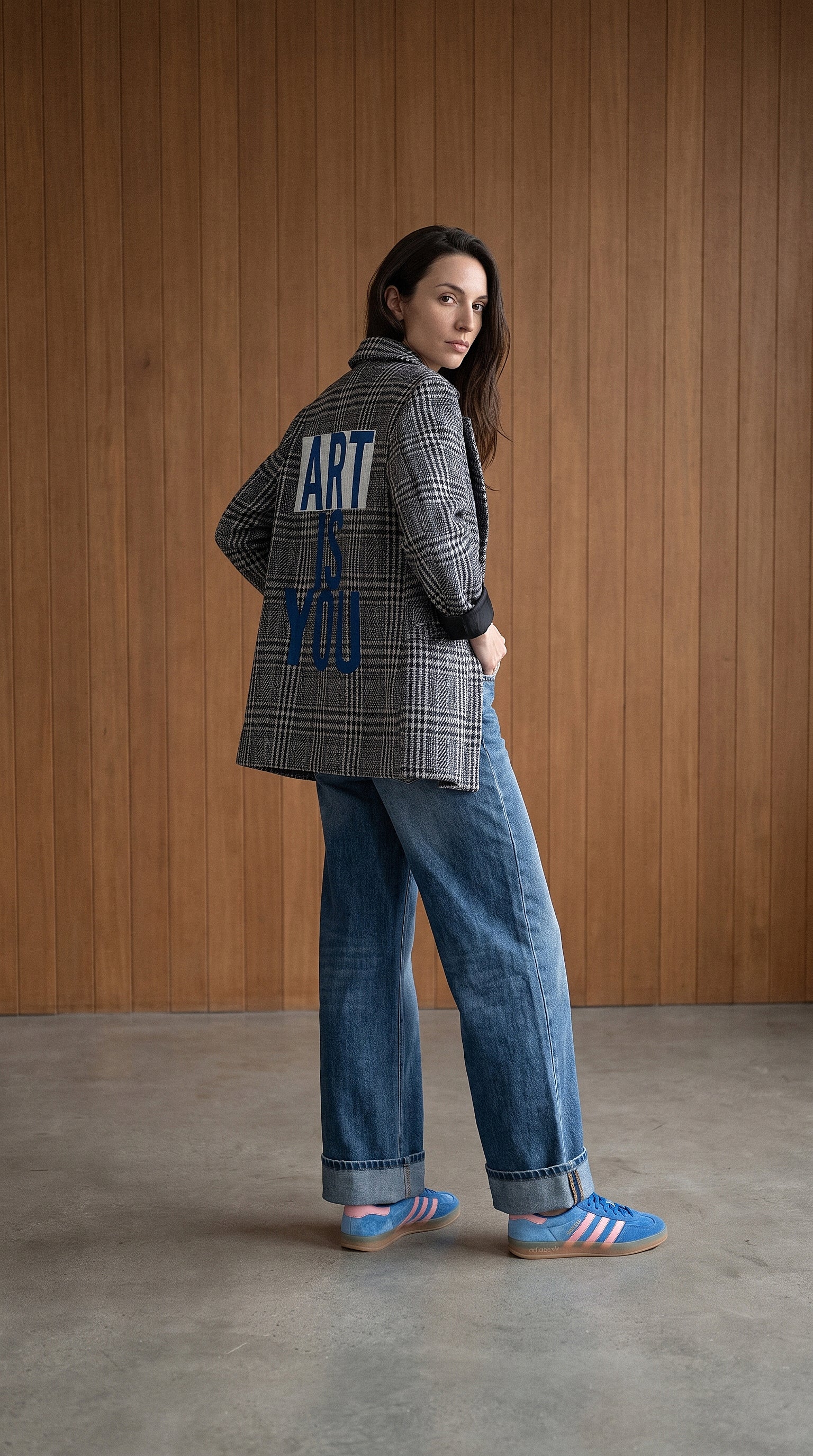Veste à carreaux ART IS YOU portée avec un jean et des baskets colorées